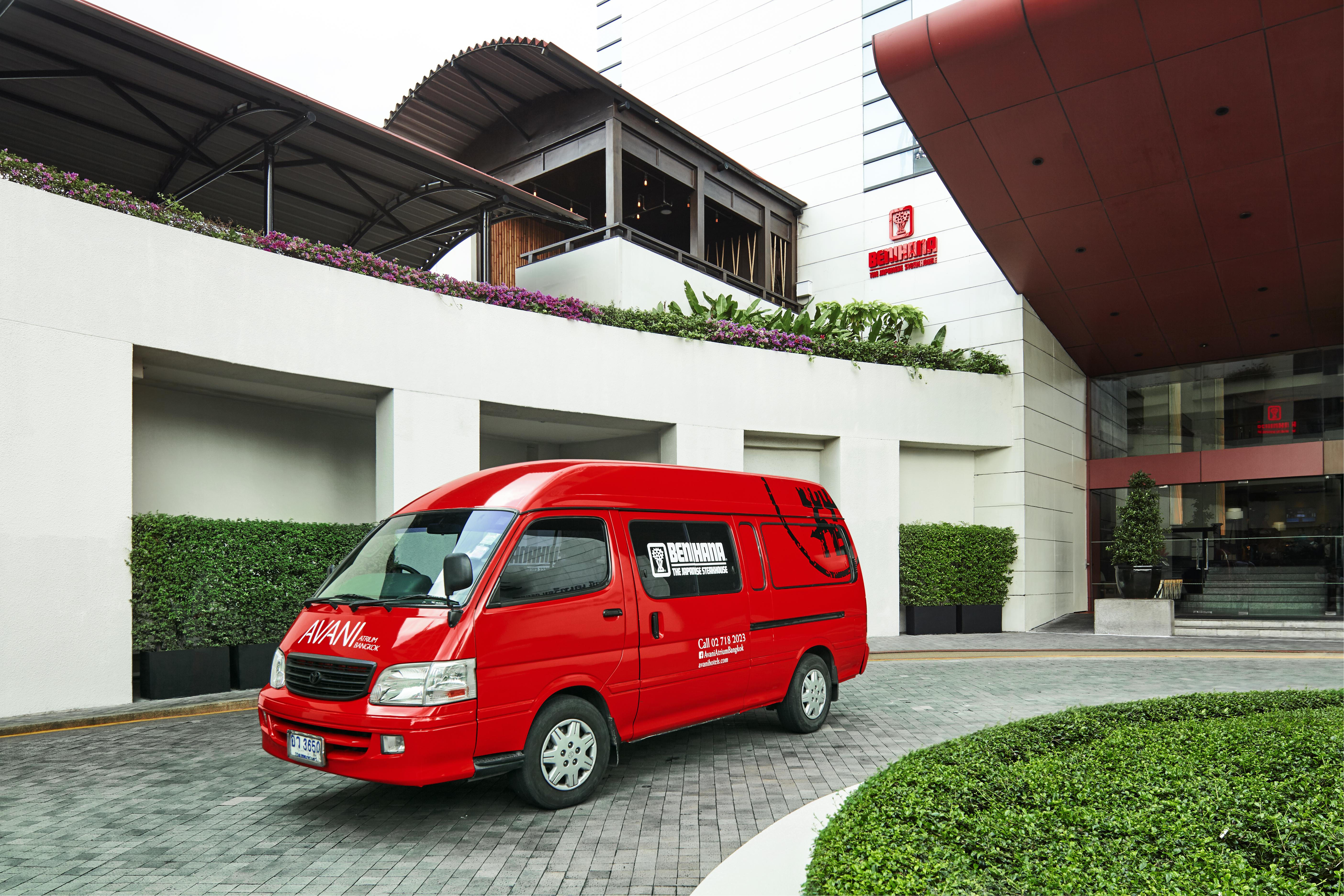Grand Mercure Bangkok Atrium Exterior foto A van of the hotel