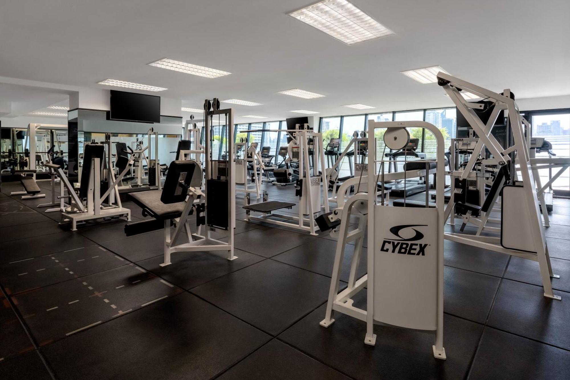 Grand Mercure Bangkok Atrium Exterior foto The gym at the University of New England