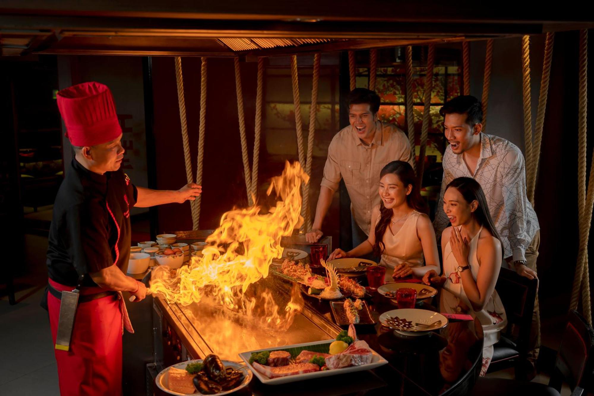 Grand Mercure Bangkok Atrium Exterior foto A chef cooking with a blowtorch