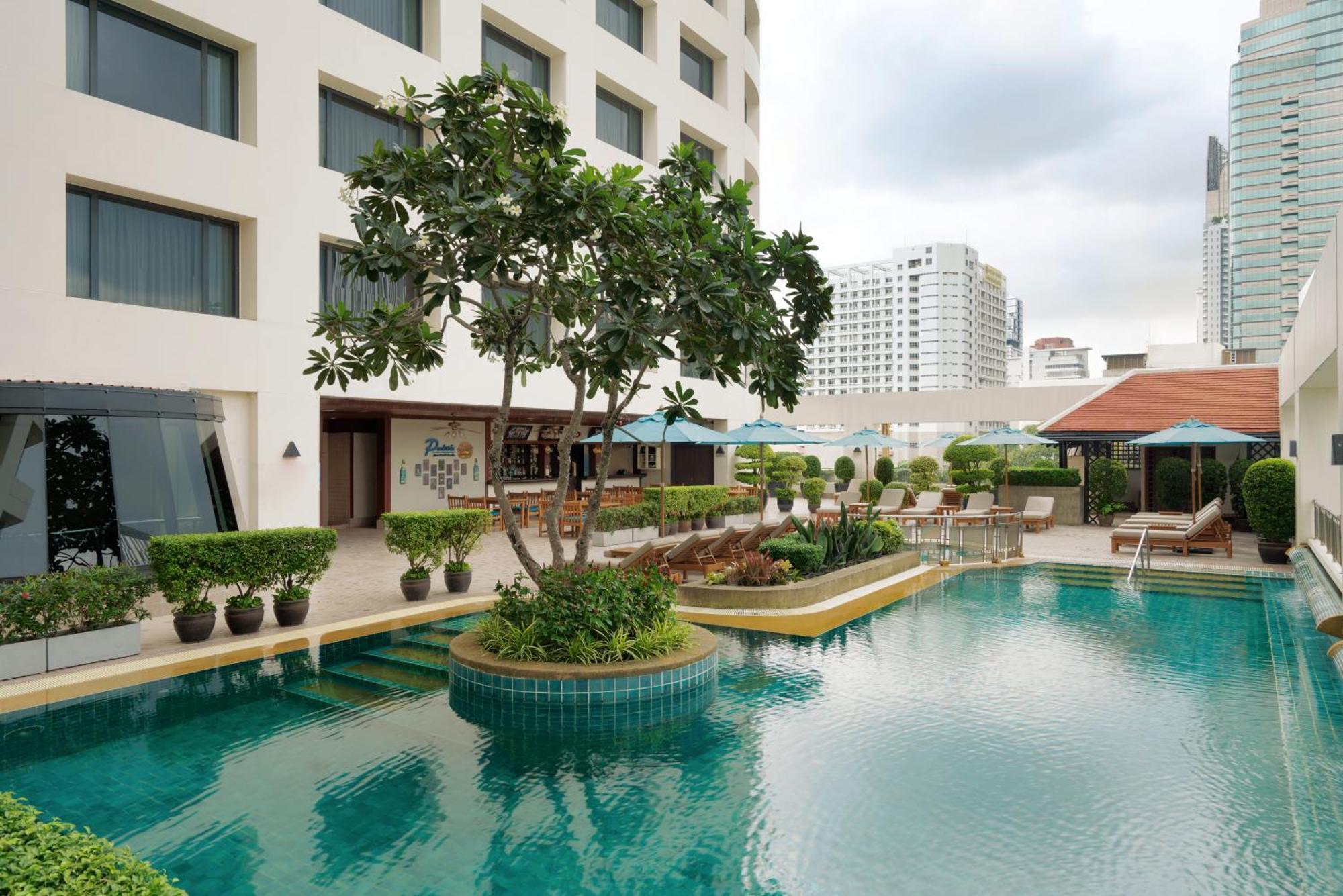 Grand Mercure Bangkok Atrium Exterior foto The pool at the hotel