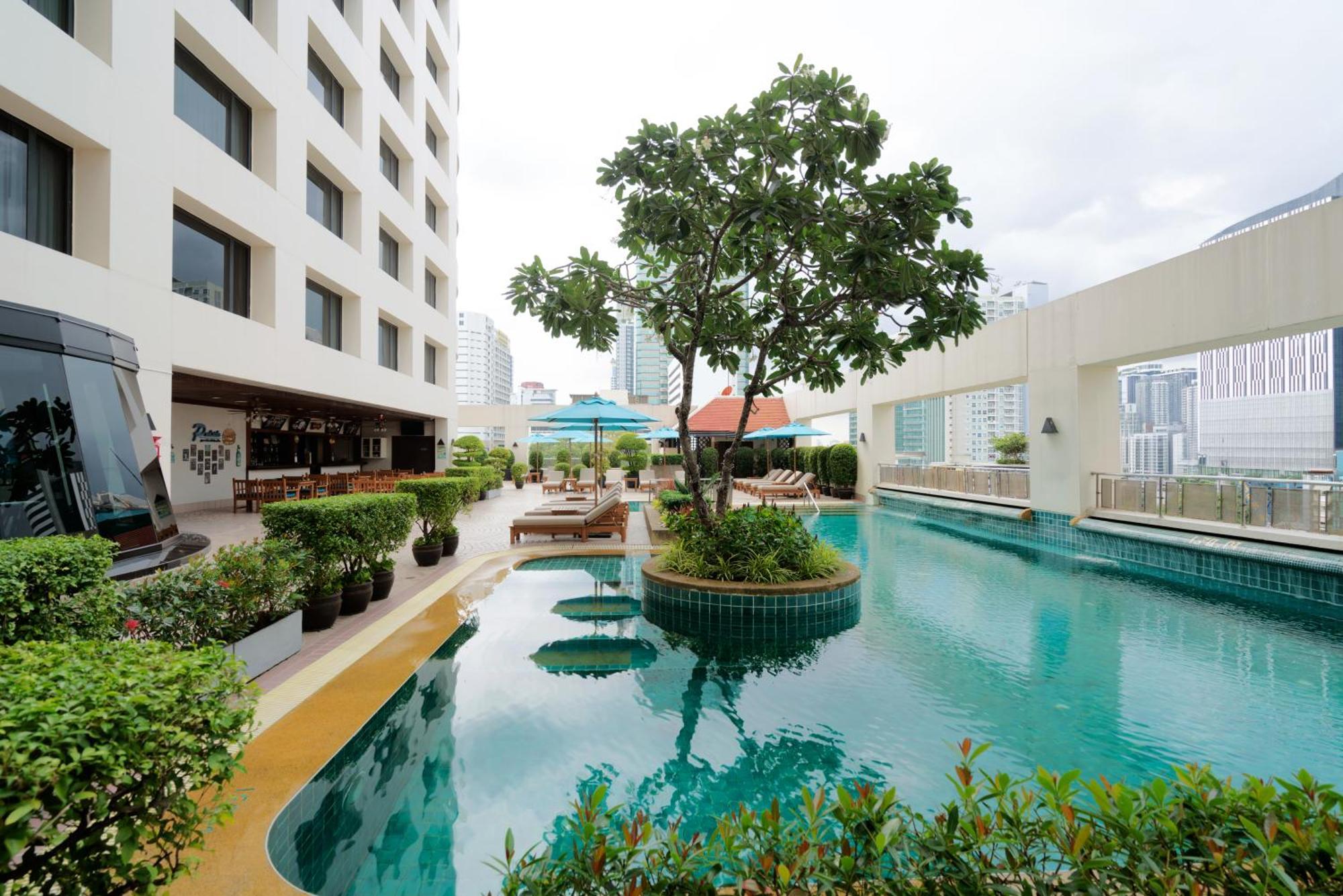 Grand Mercure Bangkok Atrium Exterior foto The pool at the hotel