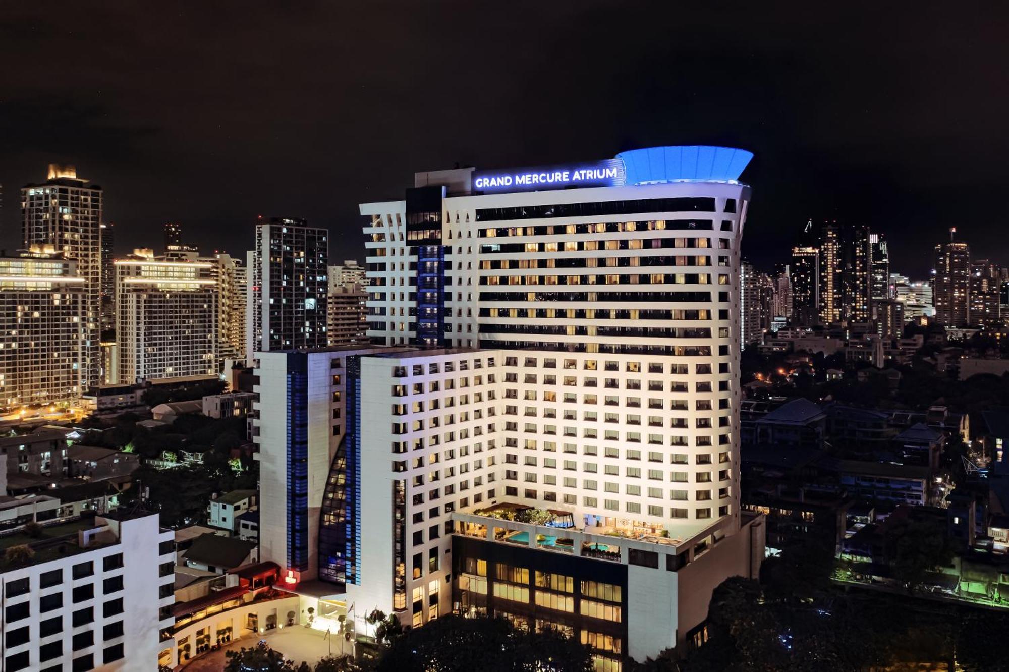 Grand Mercure Bangkok Atrium Exterior foto The hotel at night