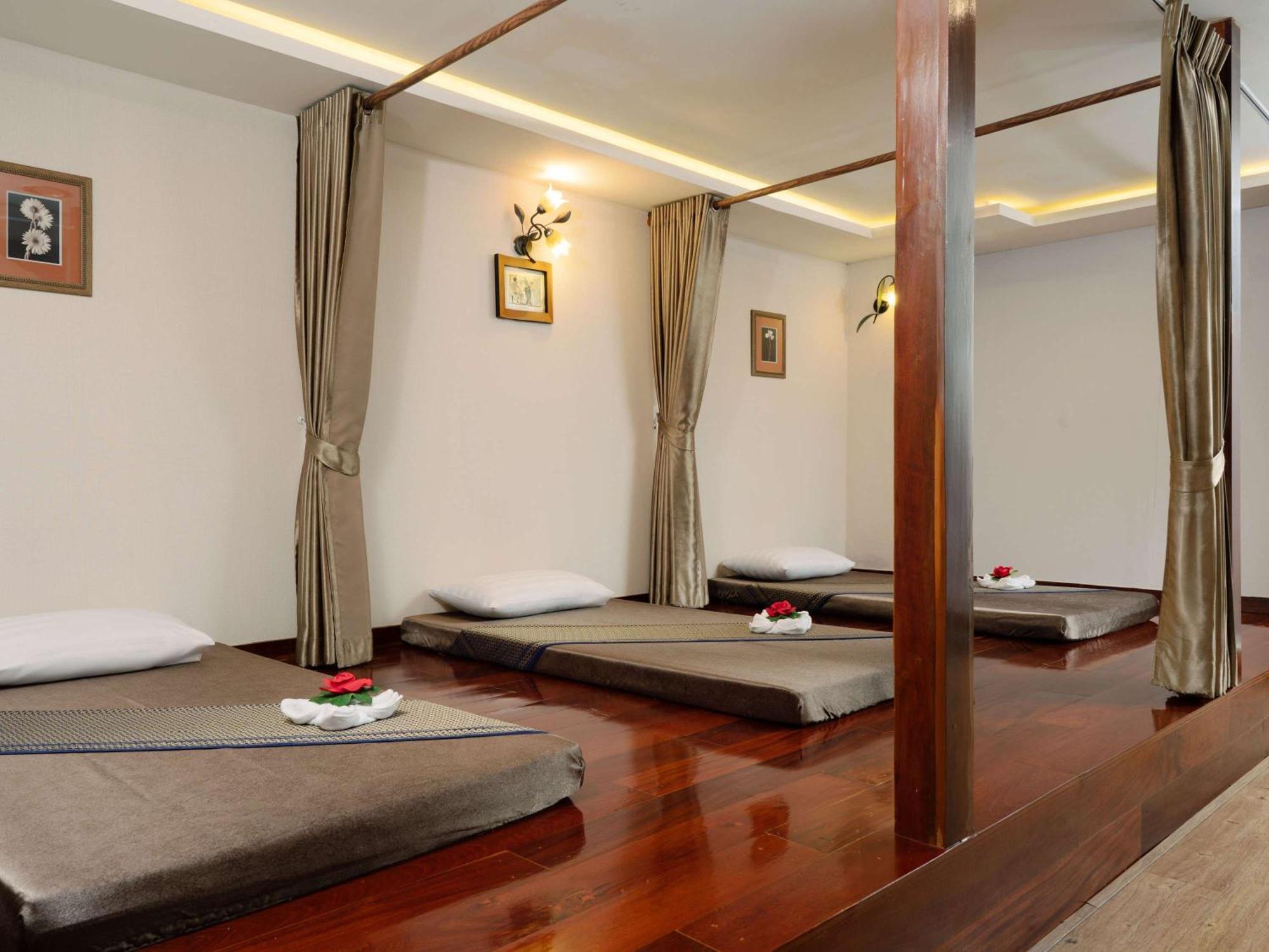 Grand Mercure Bangkok Atrium Exterior foto Thai massage beds