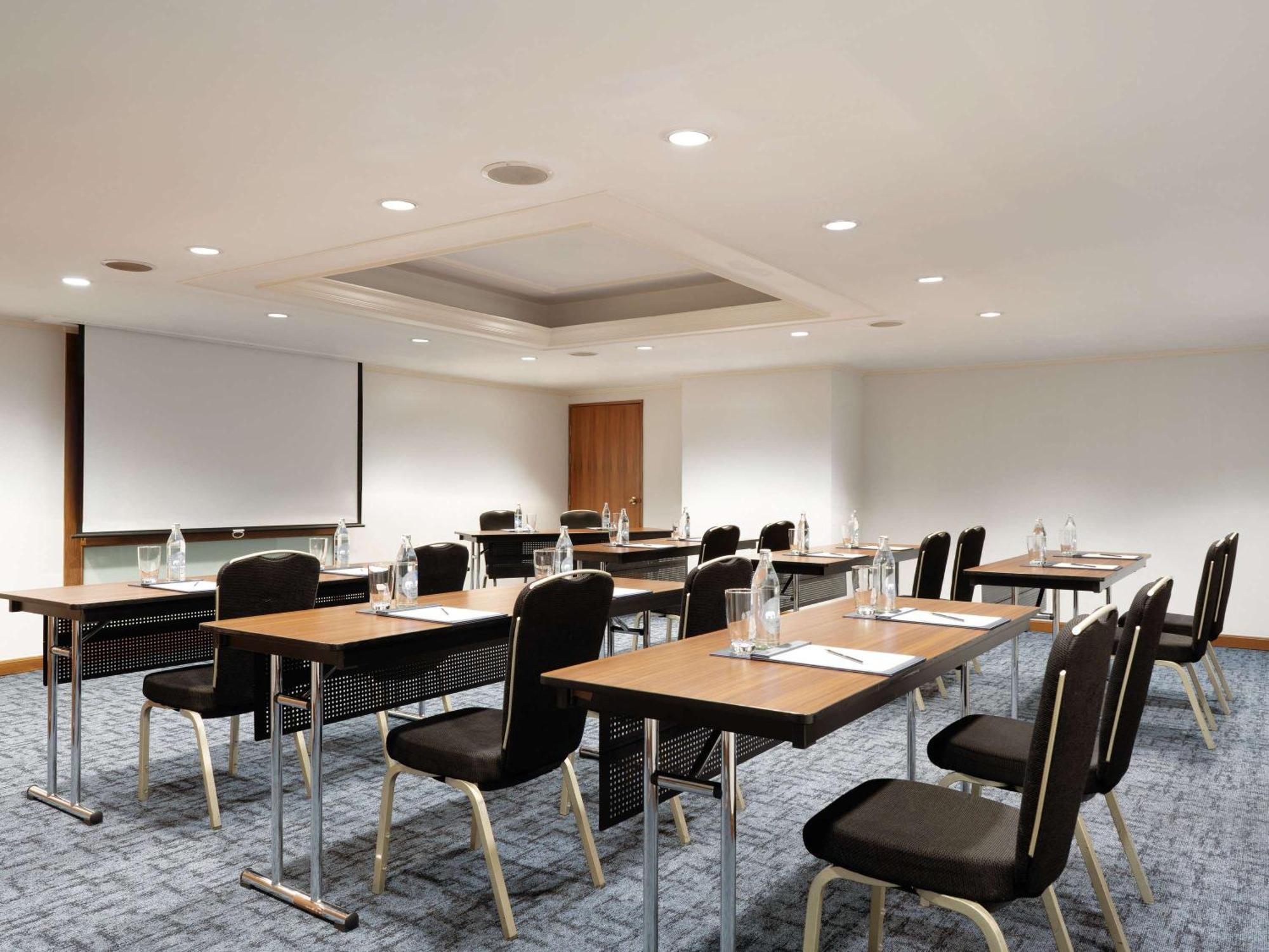 Grand Mercure Bangkok Atrium Exterior foto Meeting room
