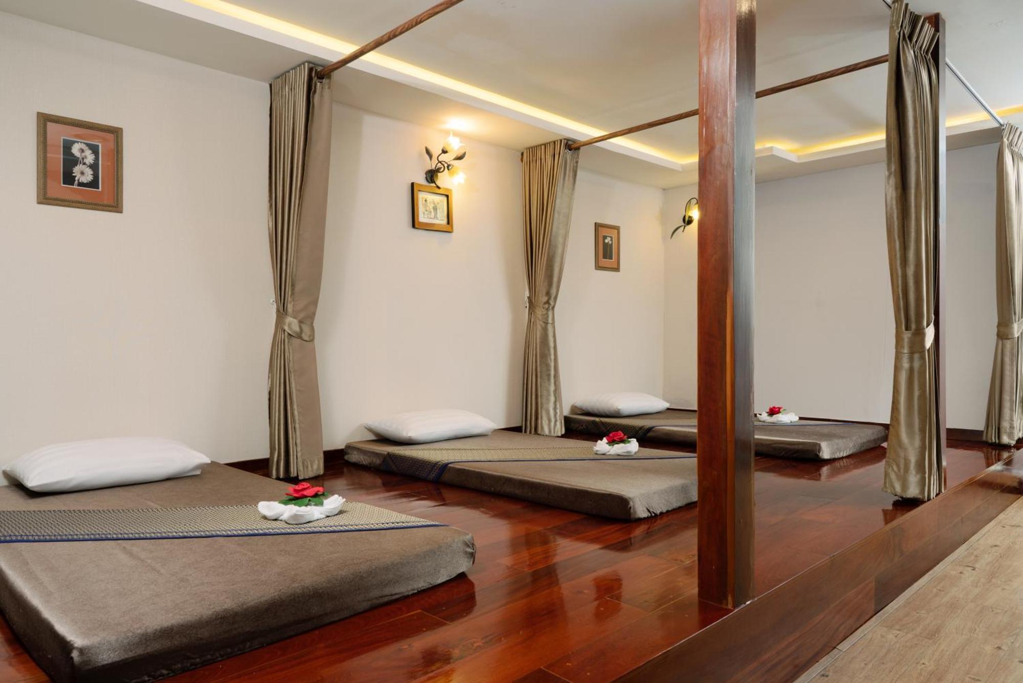 Grand Mercure Bangkok Atrium Exterior foto Thai massage room